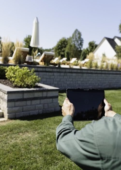 inspector-with-tablet